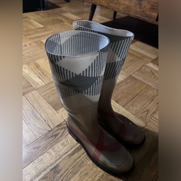 Burberry rain boots size 8.5 - Picture 1 of 4